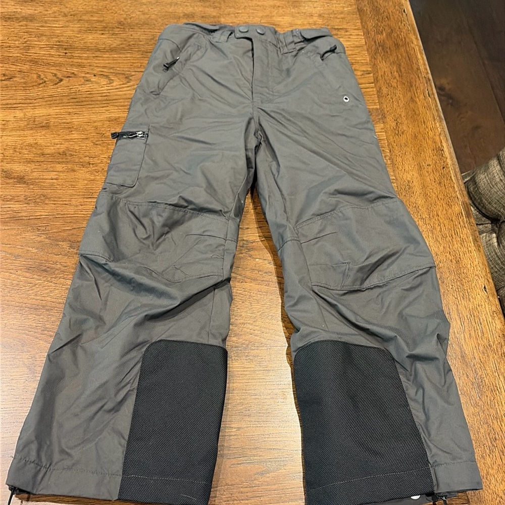 REI Girls Size 6/7 insulated snow pants. Grey with black.